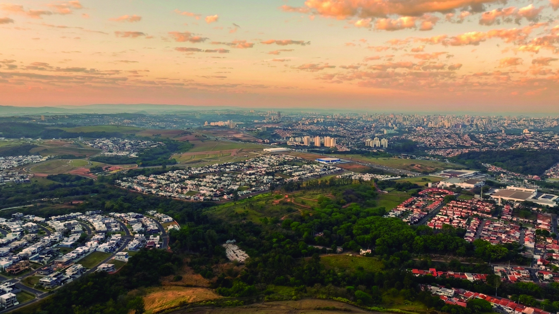 Vista aérea mostrando o Ópera Campinas ao lado do Alphaville Dom Pedro